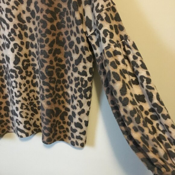 Soft Leopard Print Statement Sleeve Top - Picture 7 of 16